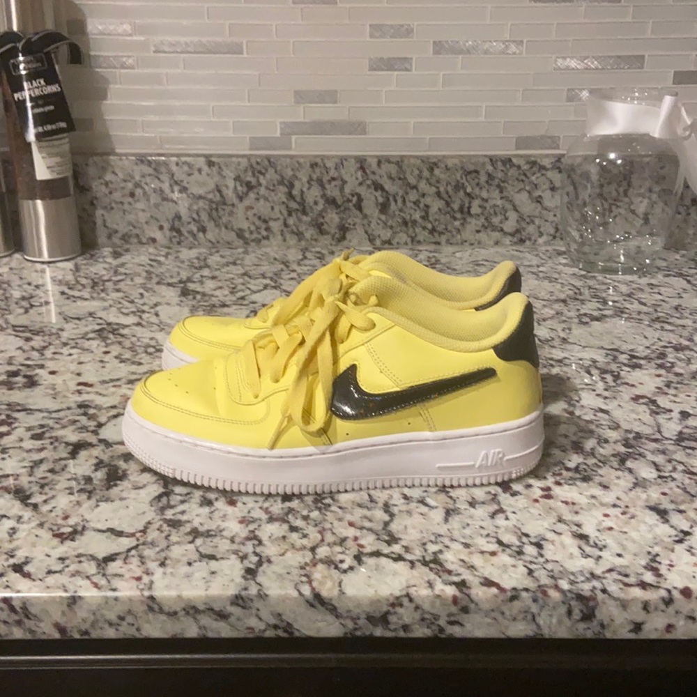Nike Air Force AR7446-700 Yellow white triple swoosh Athletic Shoes men’s size 8